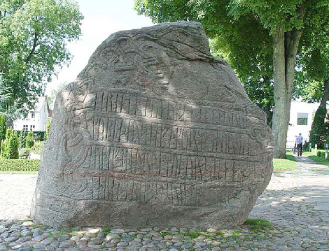 Ct trac de runes de la grosse pierre de Jelling